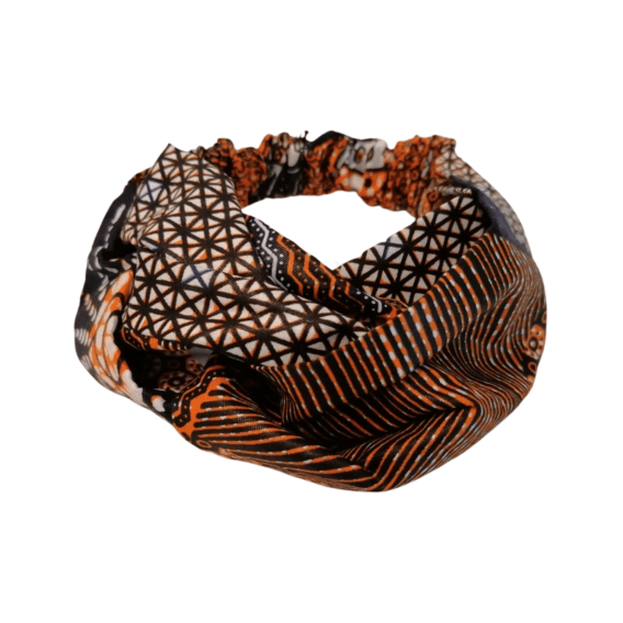 Bandeau orange et noir cousu main en tissu wax, porté habituellement par des femmes noires africaines pour maintenir leur cheveux. Très utilisé, ce produit est un accessoire capillaire très apprécié