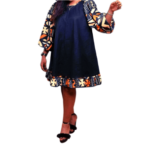 Robe africaine traditionnelle de couleur noire avec les manches recouvert de motifs en tissu wax