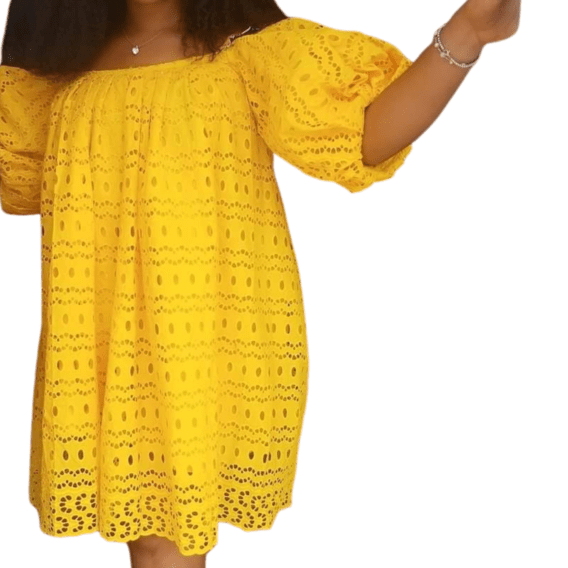 Robe africaine traditionnelle de couleur jaune avec les manches recouvert de motifs en tissu wax