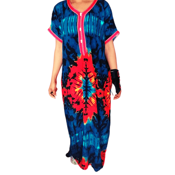 Robe africaine bleue avec des motifs en tissu pagne (wax)